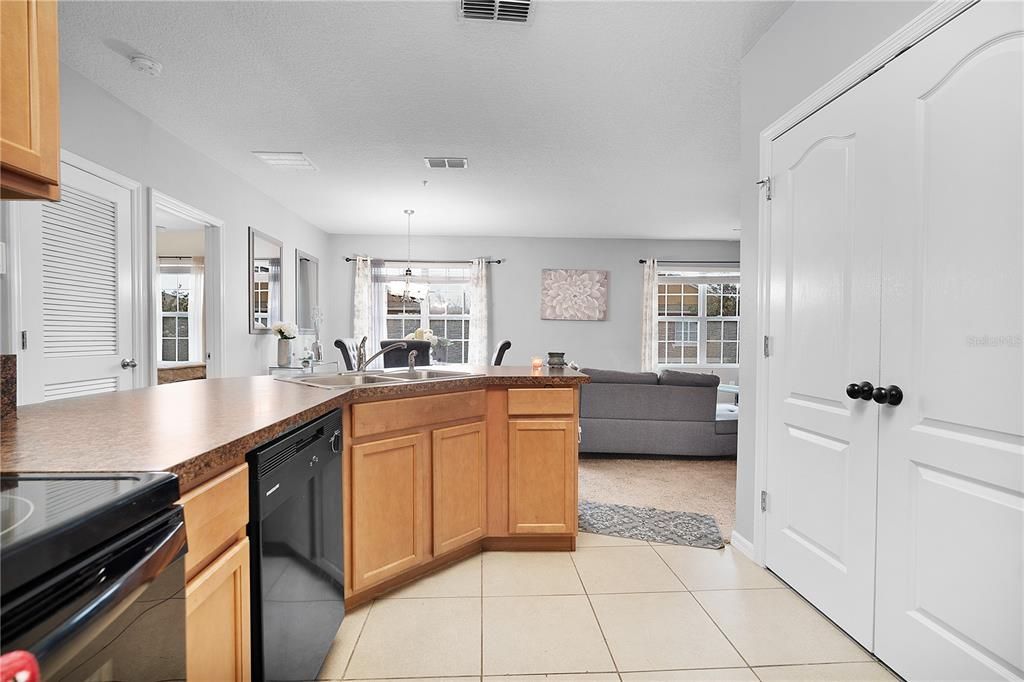 Под контрактом: $239,000 (2 спален, 2 ванн, 1147 Квадратных фут)