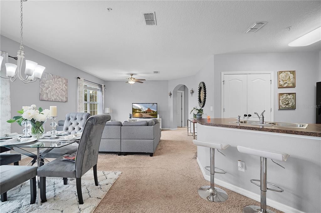 Под контрактом: $239,000 (2 спален, 2 ванн, 1147 Квадратных фут)