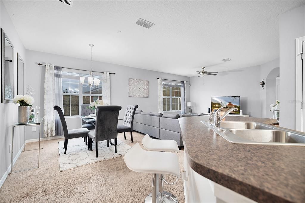 Под контрактом: $239,000 (2 спален, 2 ванн, 1147 Квадратных фут)