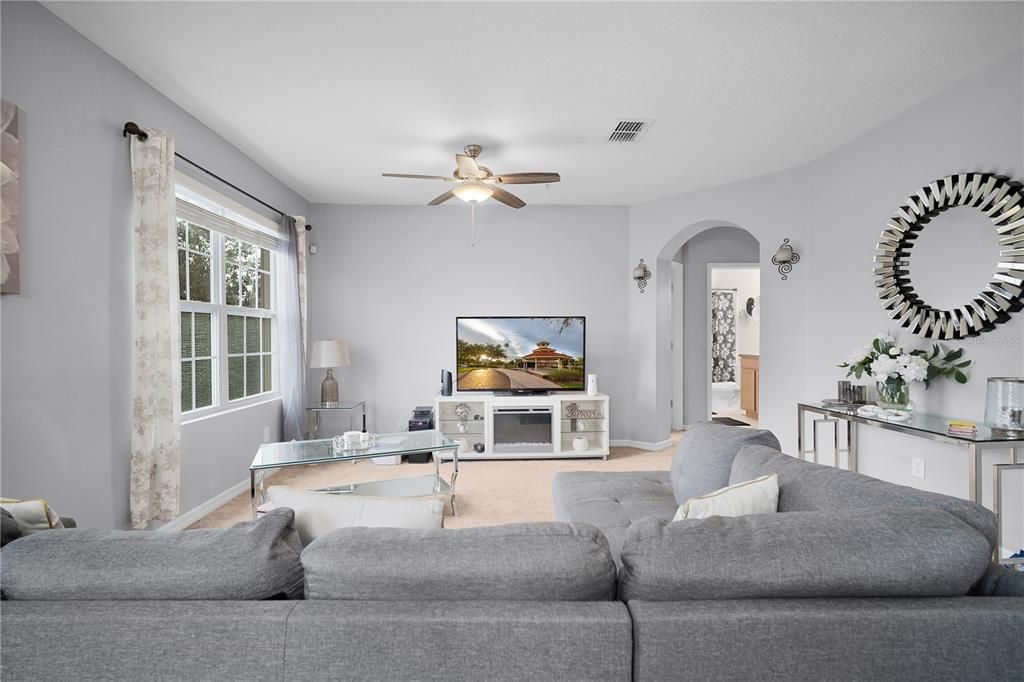 Под контрактом: $239,000 (2 спален, 2 ванн, 1147 Квадратных фут)