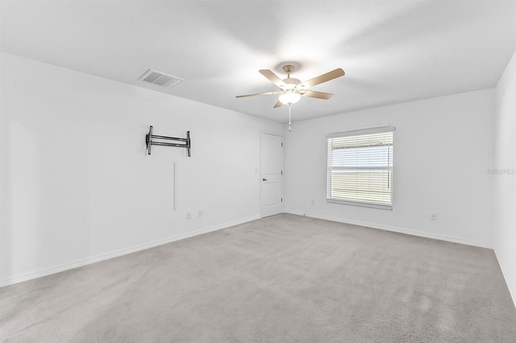 For Sale: $338,000 (4 beds, 2 baths, 1939 Square Feet)