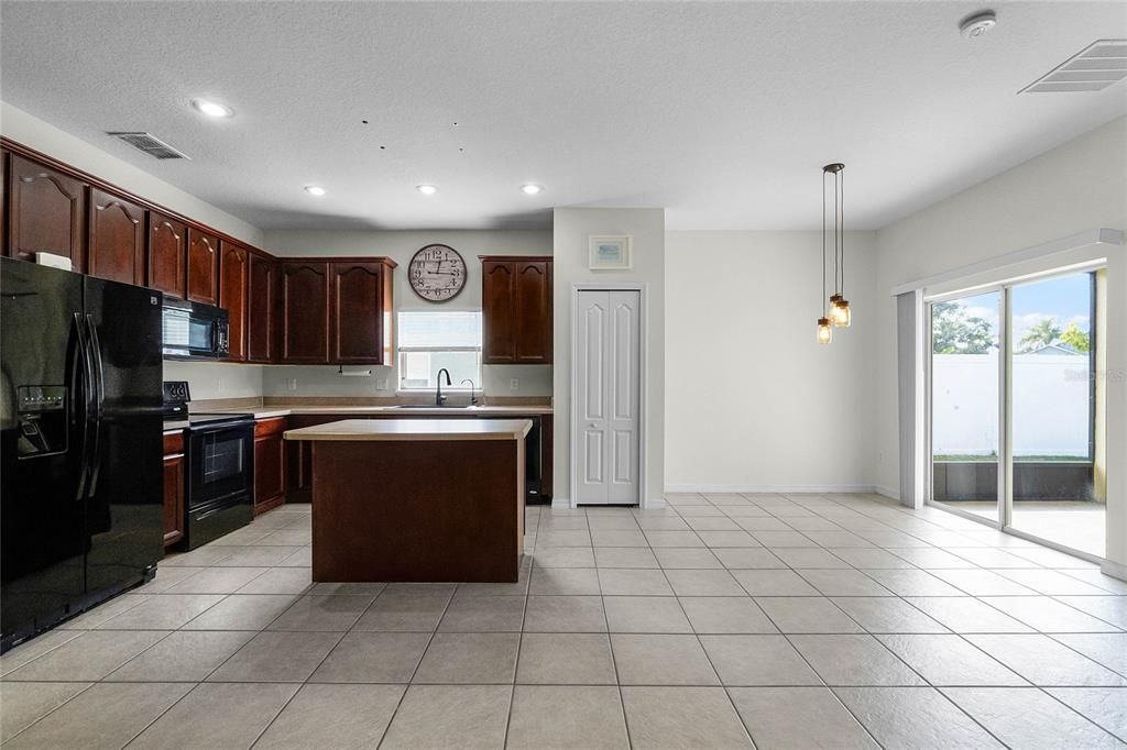 Active With Contract: $2,095 (3 beds, 2 baths, 1751 Square Feet)