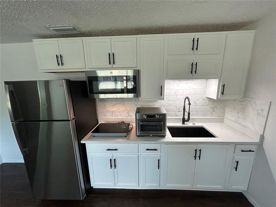 Active With Contract: $1,600 (1 beds, 1 baths, 520 Square Feet)