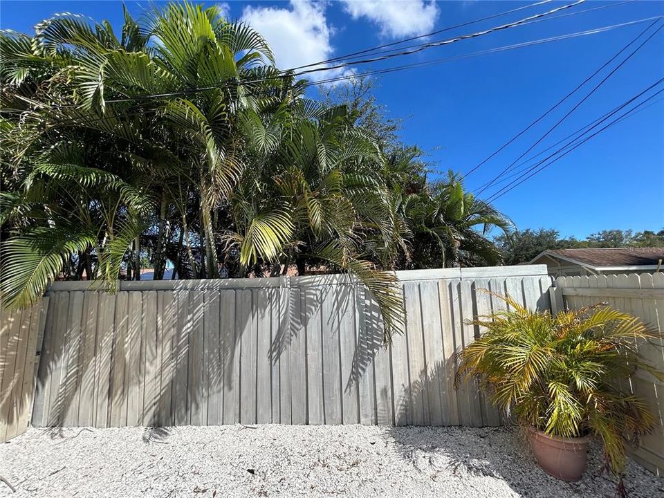 Active With Contract: $1,600 (1 beds, 1 baths, 520 Square Feet)