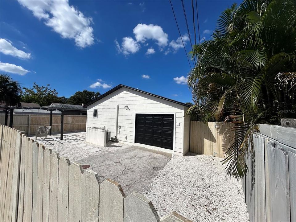 Active With Contract: $1,600 (1 beds, 1 baths, 520 Square Feet)