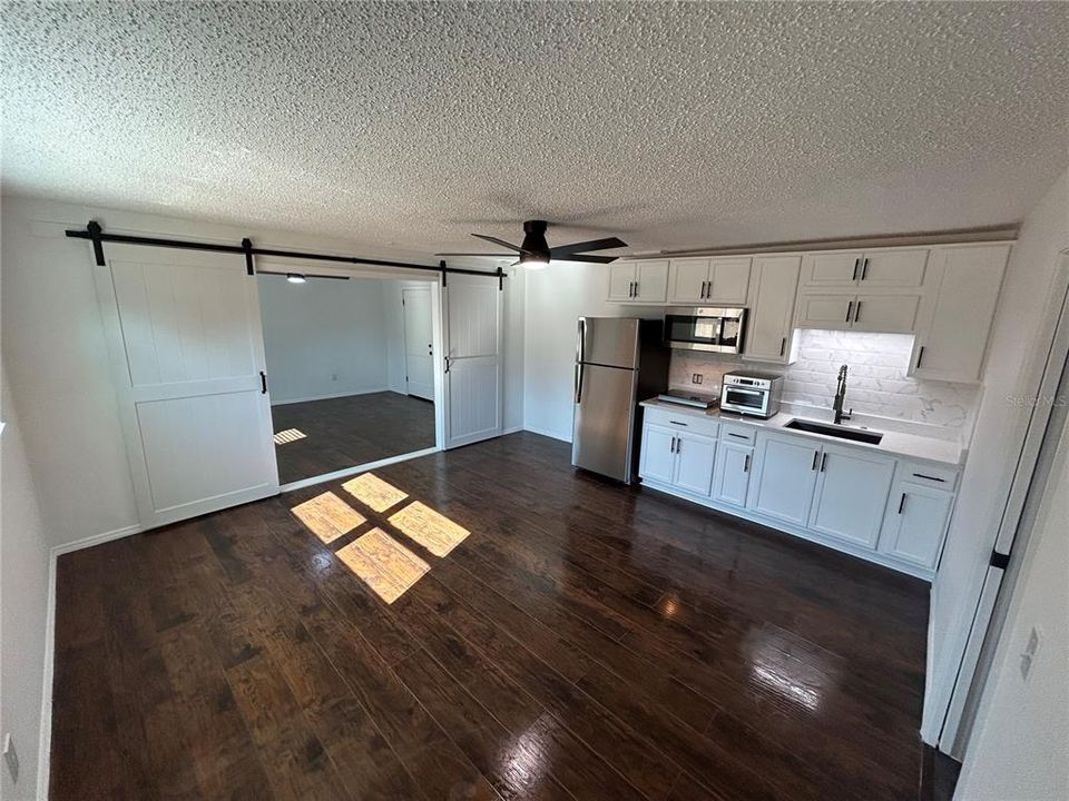 Active With Contract: $1,600 (1 beds, 1 baths, 520 Square Feet)