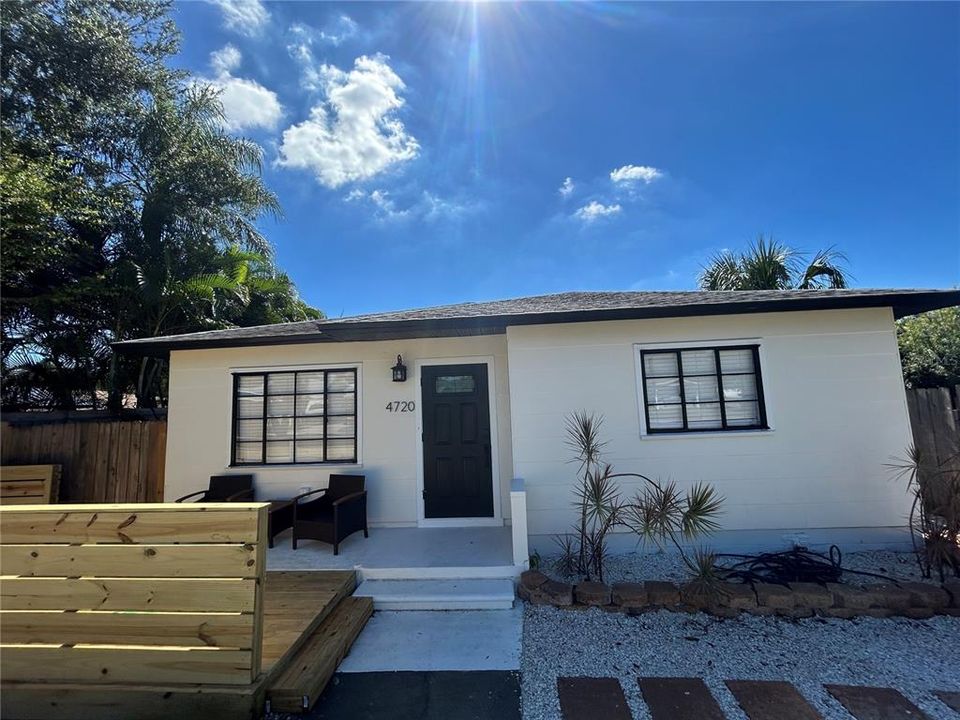 Active With Contract: $1,600 (1 beds, 1 baths, 520 Square Feet)