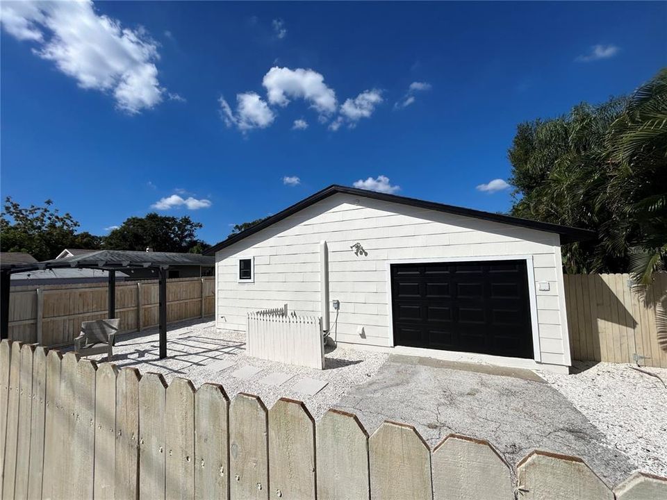 Active With Contract: $1,600 (1 beds, 1 baths, 520 Square Feet)