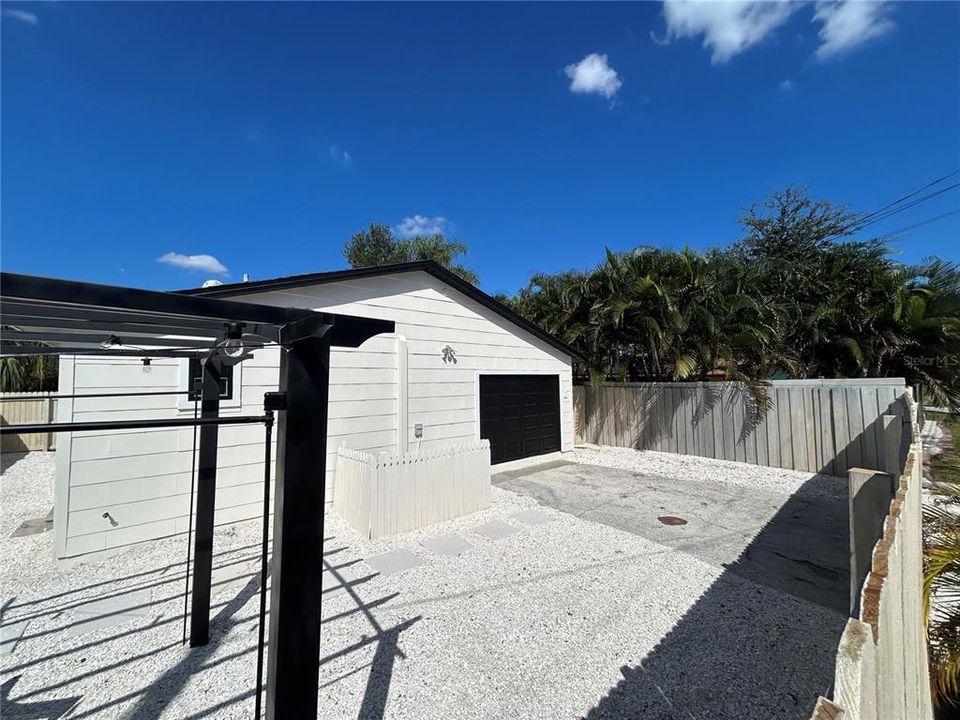 Active With Contract: $1,600 (1 beds, 1 baths, 520 Square Feet)