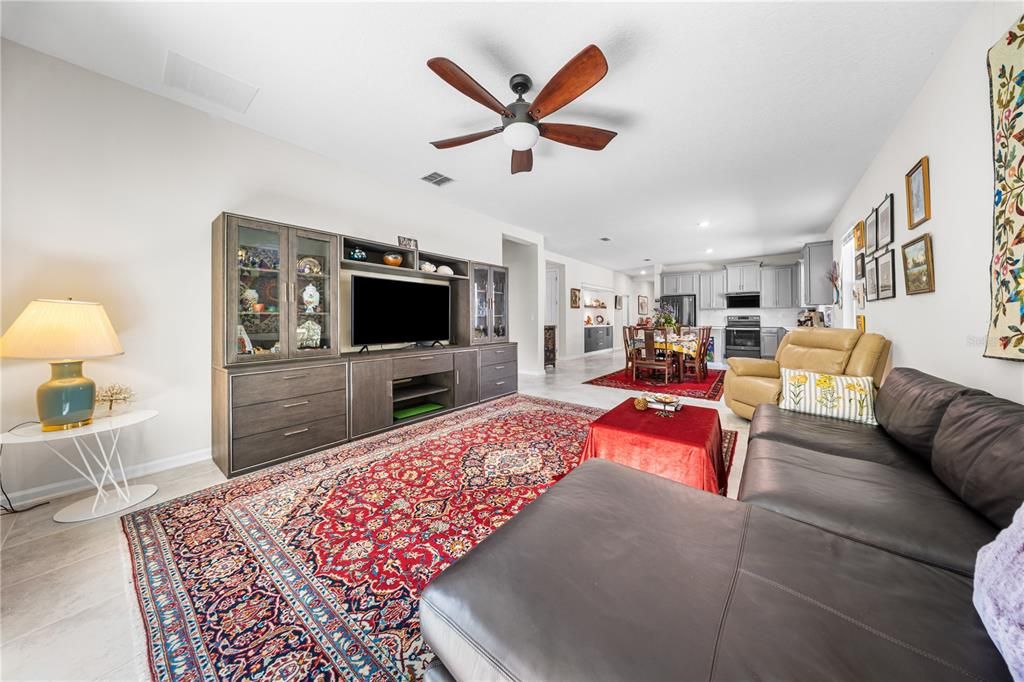 На продажу: $369,000 (3 спален, 2 ванн, 1918 Квадратных фут)