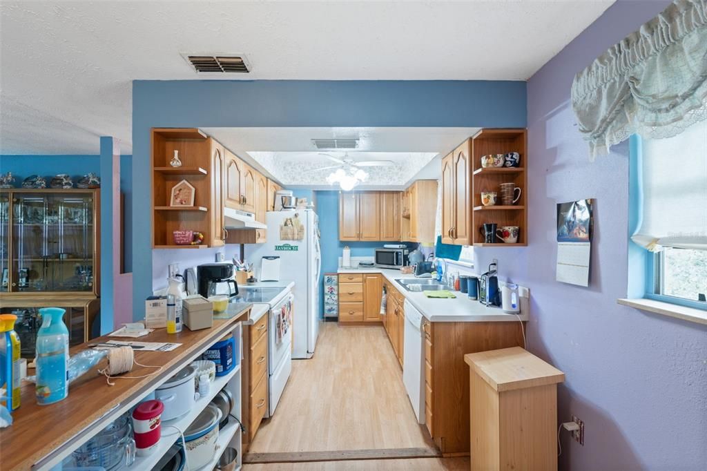 For Sale: $295,000 (2 beds, 1 baths, 2016 Square Feet)