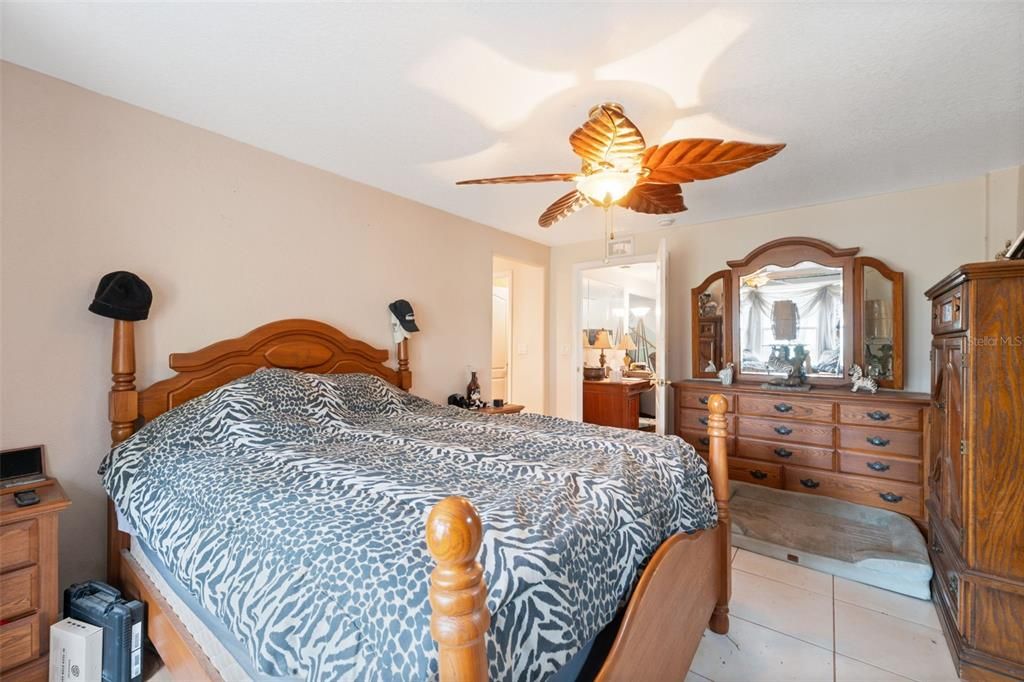 For Sale: $295,000 (2 beds, 1 baths, 2016 Square Feet)