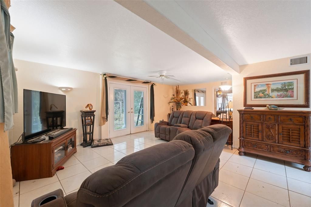 For Sale: $295,000 (2 beds, 1 baths, 2016 Square Feet)