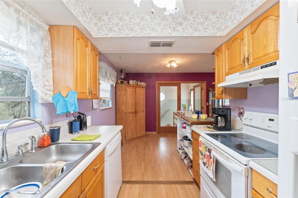 For Sale: $295,000 (2 beds, 1 baths, 2016 Square Feet)