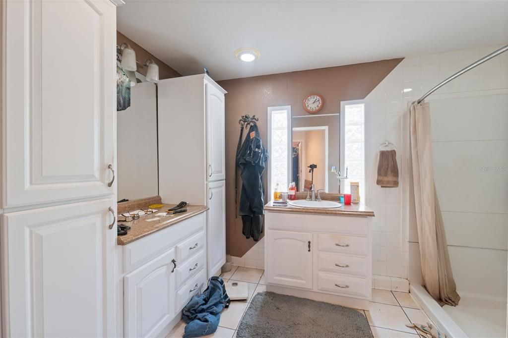 For Sale: $295,000 (2 beds, 1 baths, 2016 Square Feet)