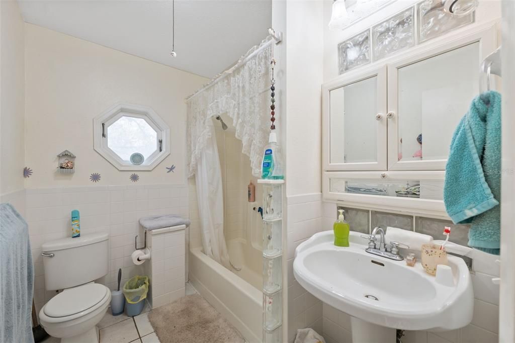 For Sale: $295,000 (2 beds, 1 baths, 2016 Square Feet)