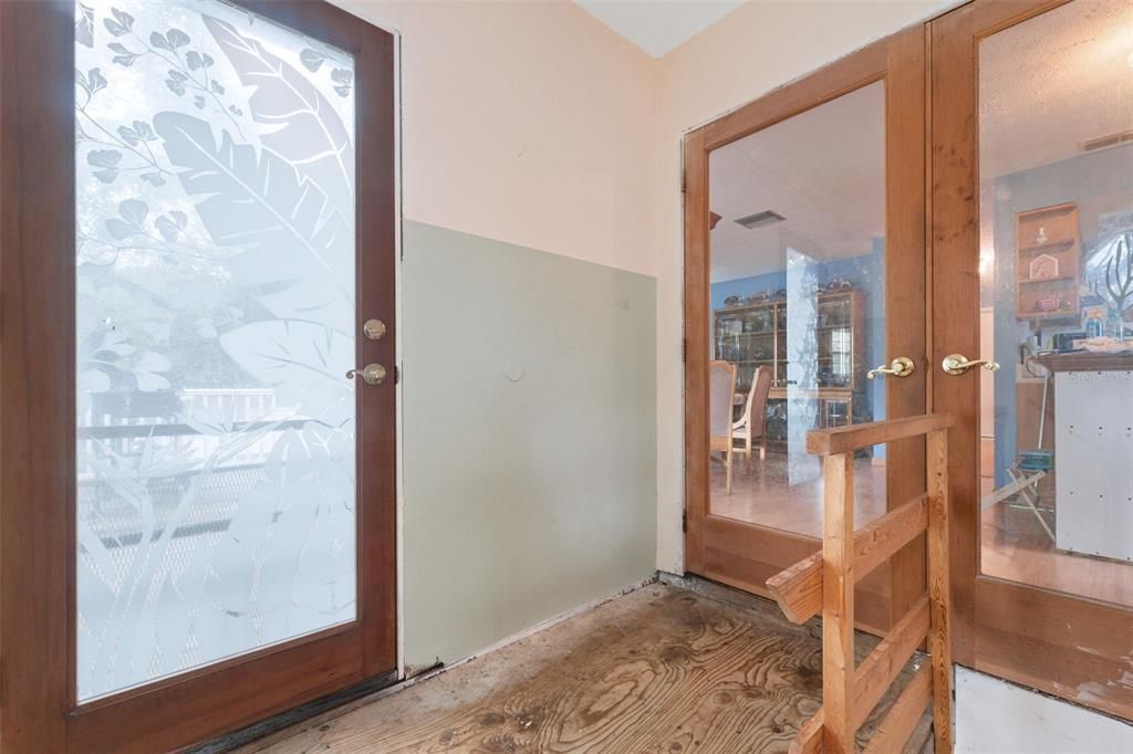 For Sale: $295,000 (2 beds, 1 baths, 2016 Square Feet)