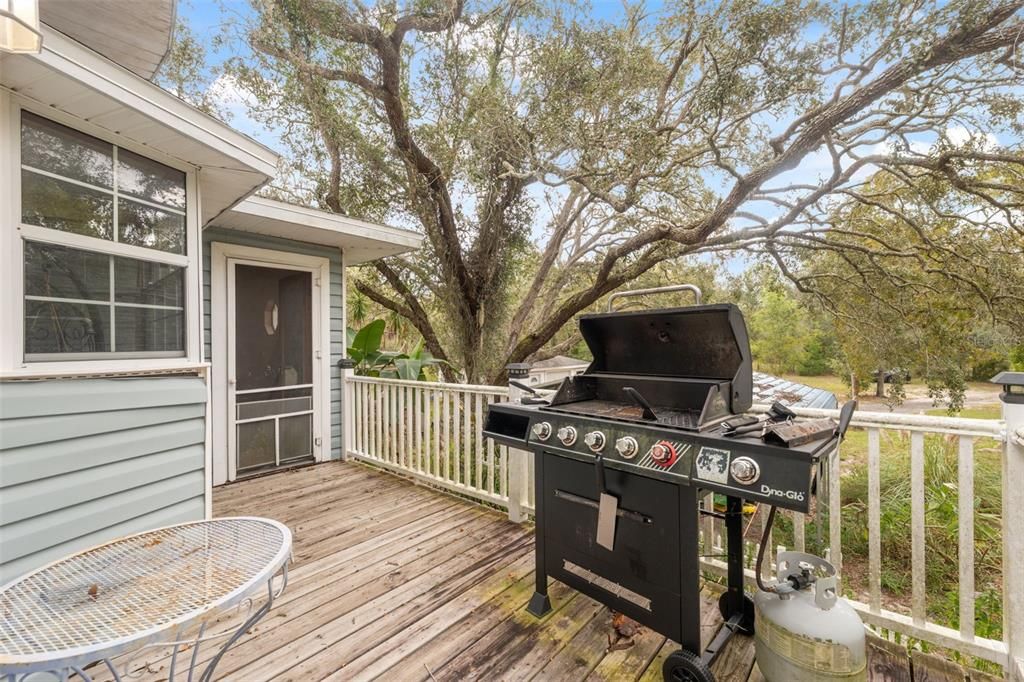 For Sale: $295,000 (2 beds, 1 baths, 2016 Square Feet)