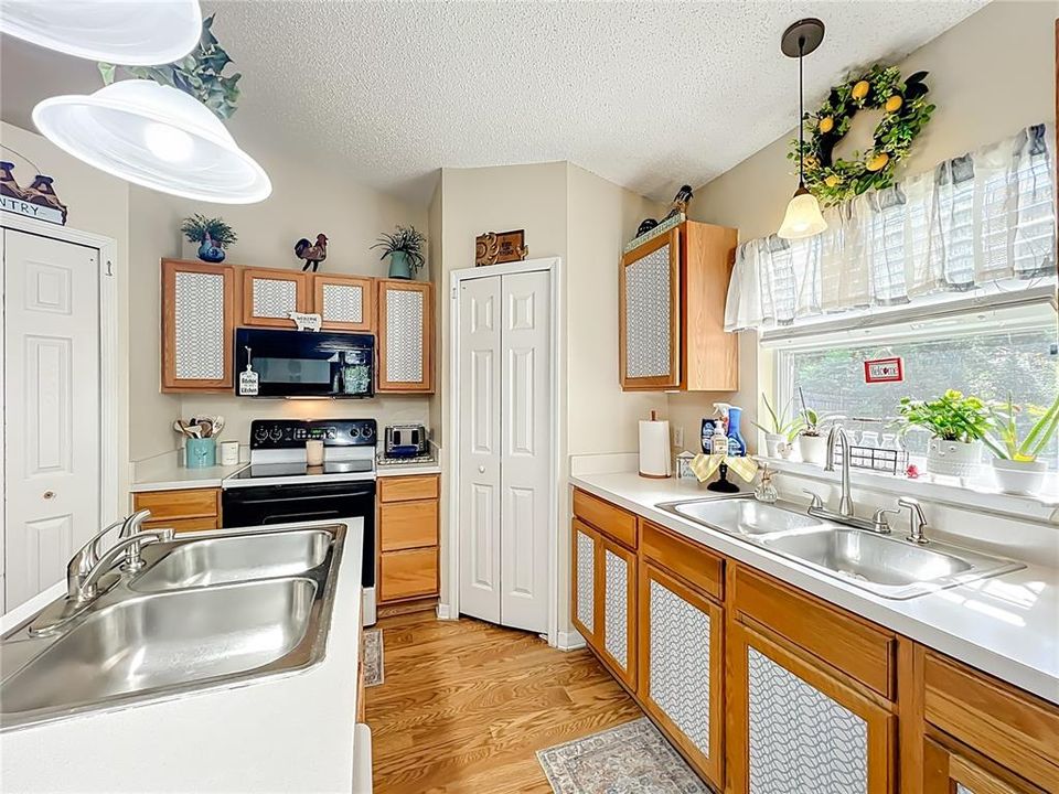 For Sale: $328,000 (4 beds, 2 baths, 2088 Square Feet)