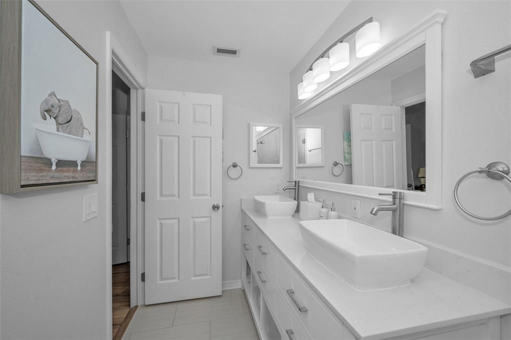 待售: $360,000 (2 贝兹, 2 浴室, 1240 平方英尺)