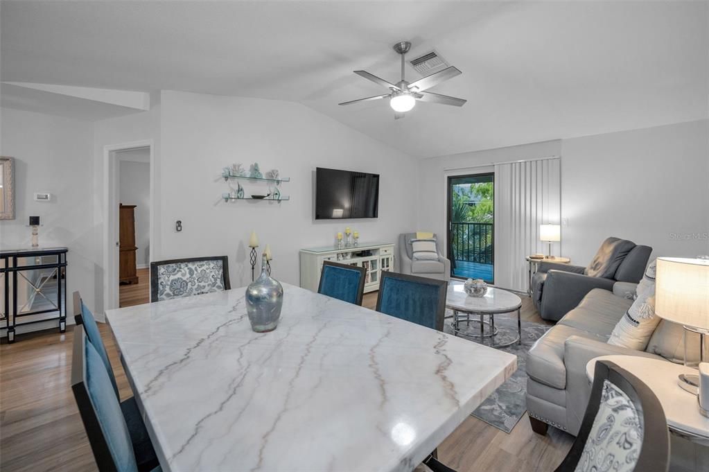 待售: $360,000 (2 贝兹, 2 浴室, 1240 平方英尺)