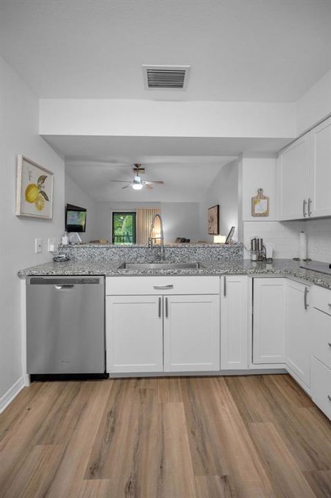 待售: $360,000 (2 贝兹, 2 浴室, 1240 平方英尺)