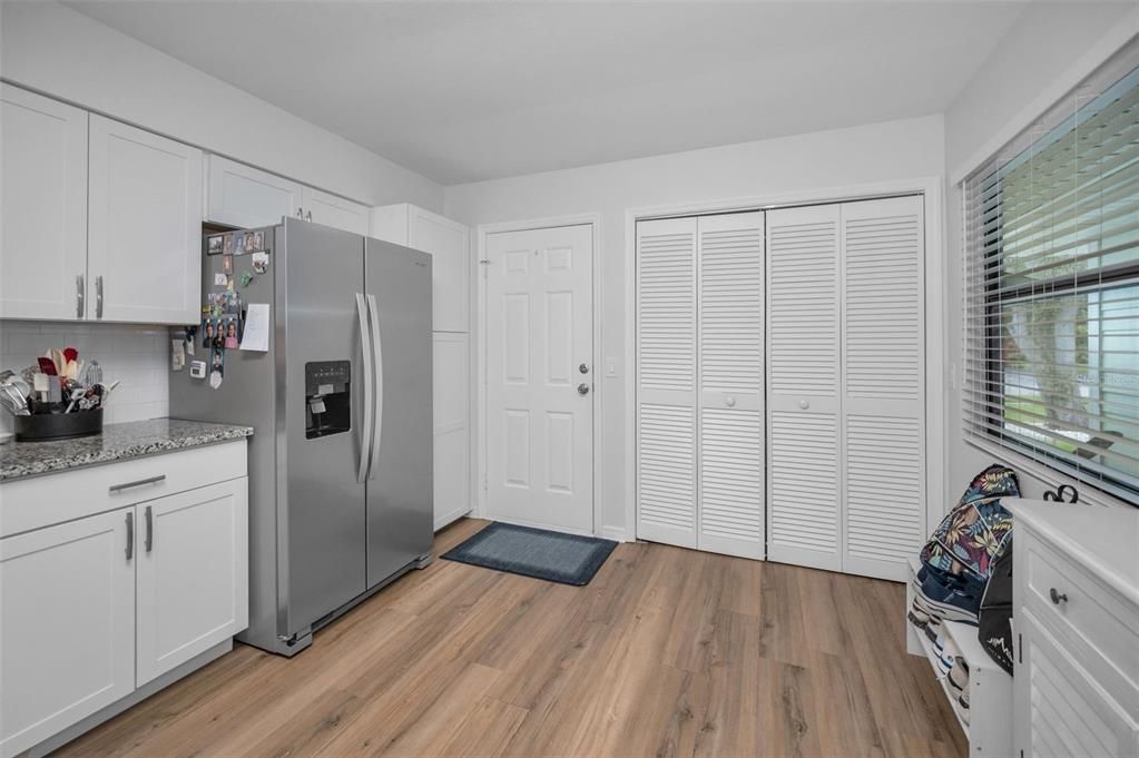 待售: $360,000 (2 贝兹, 2 浴室, 1240 平方英尺)