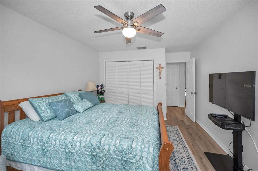 待售: $360,000 (2 贝兹, 2 浴室, 1240 平方英尺)