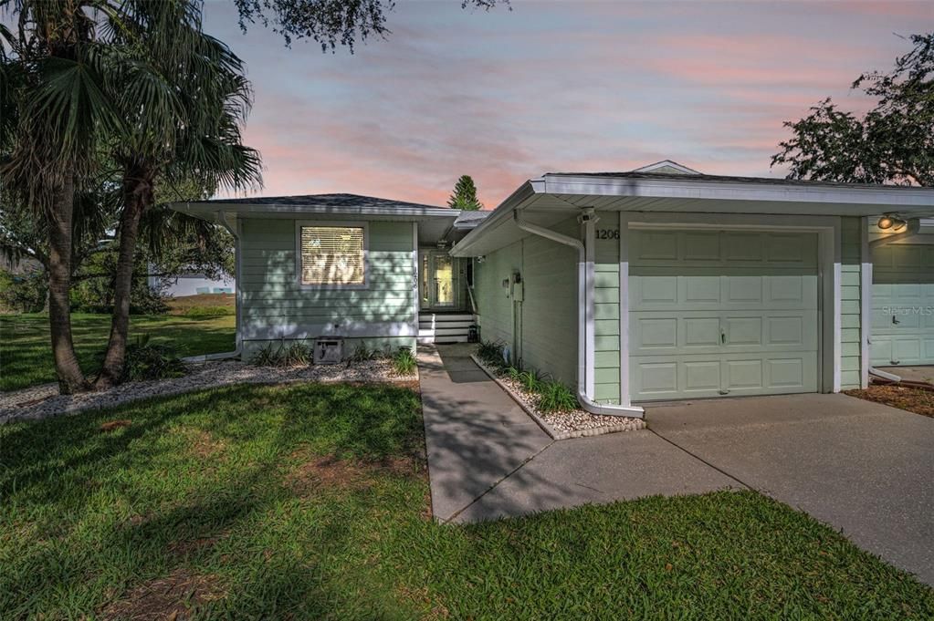 待售: $360,000 (2 贝兹, 2 浴室, 1240 平方英尺)