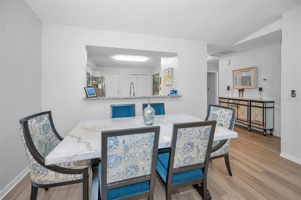 待售: $360,000 (2 贝兹, 2 浴室, 1240 平方英尺)