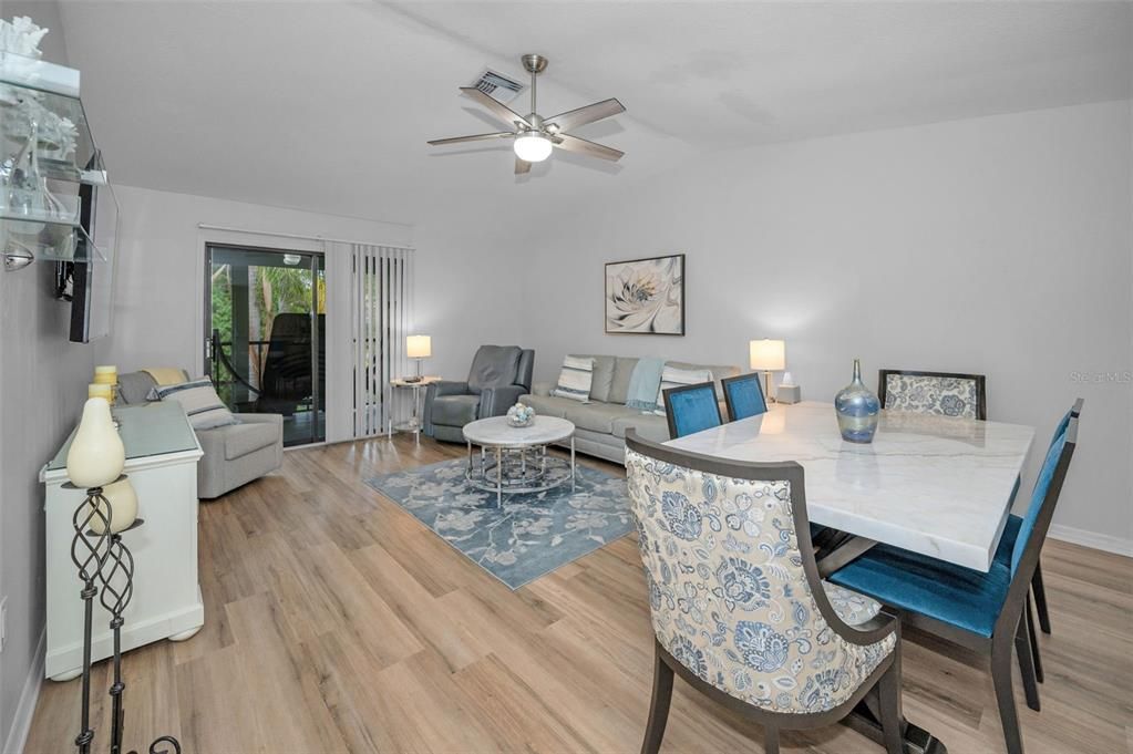 待售: $360,000 (2 贝兹, 2 浴室, 1240 平方英尺)