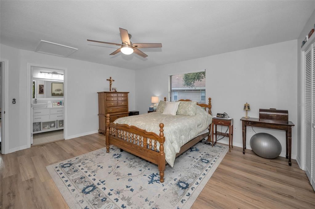 待售: $360,000 (2 贝兹, 2 浴室, 1240 平方英尺)