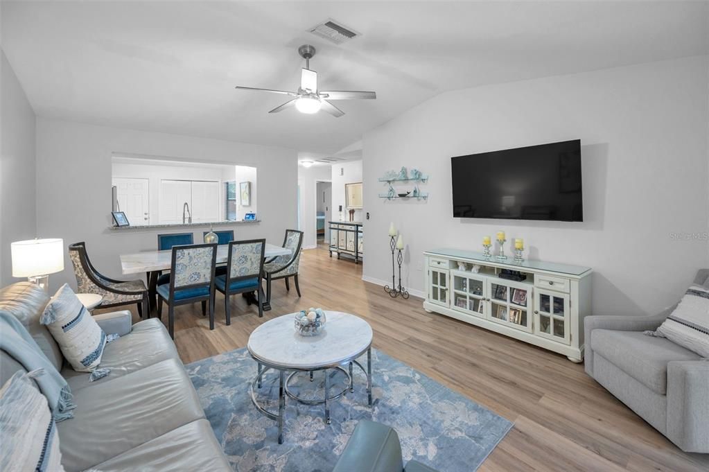 待售: $360,000 (2 贝兹, 2 浴室, 1240 平方英尺)