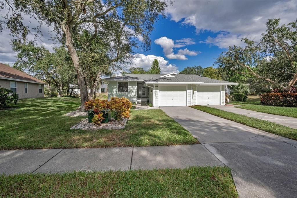 待售: $360,000 (2 贝兹, 2 浴室, 1240 平方英尺)