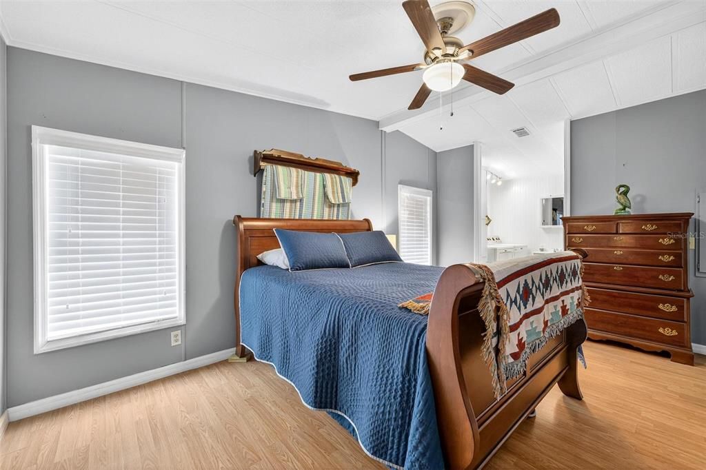 For Sale: $169,900 (2 beds, 2 baths, 1040 Square Feet)