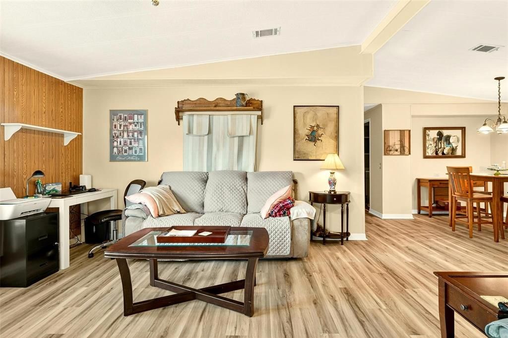 For Sale: $169,900 (2 beds, 2 baths, 1040 Square Feet)