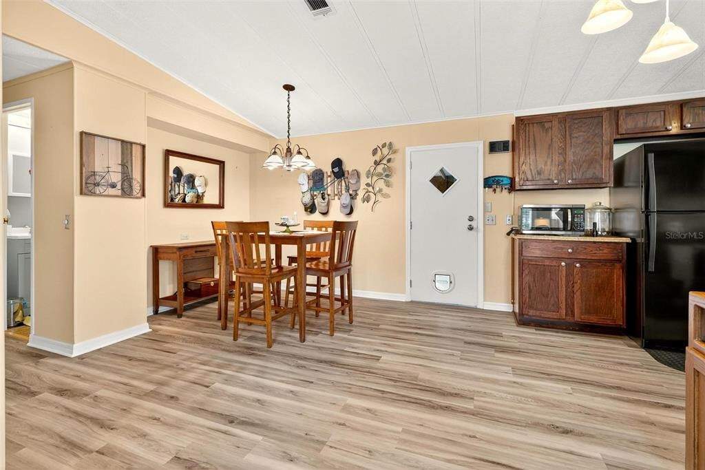 For Sale: $169,900 (2 beds, 2 baths, 1040 Square Feet)