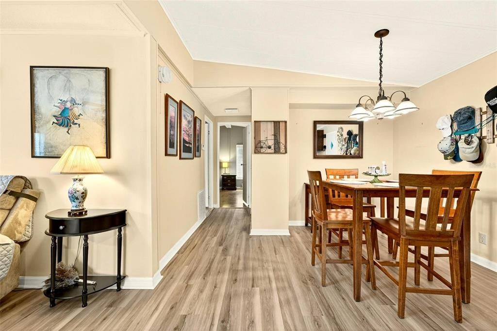 For Sale: $169,900 (2 beds, 2 baths, 1040 Square Feet)