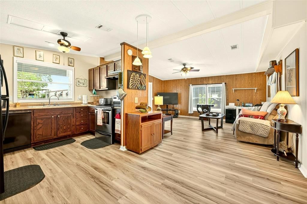 For Sale: $169,900 (2 beds, 2 baths, 1040 Square Feet)