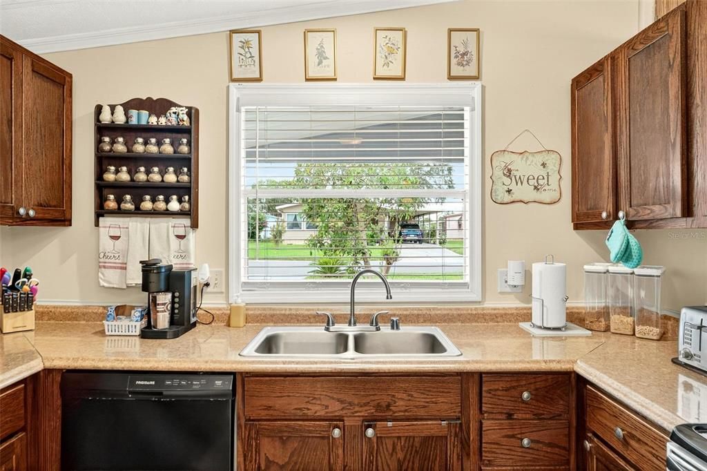 For Sale: $169,900 (2 beds, 2 baths, 1040 Square Feet)