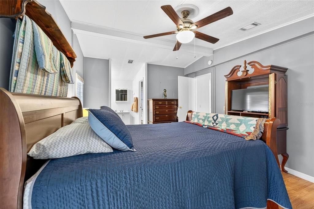 For Sale: $169,900 (2 beds, 2 baths, 1040 Square Feet)