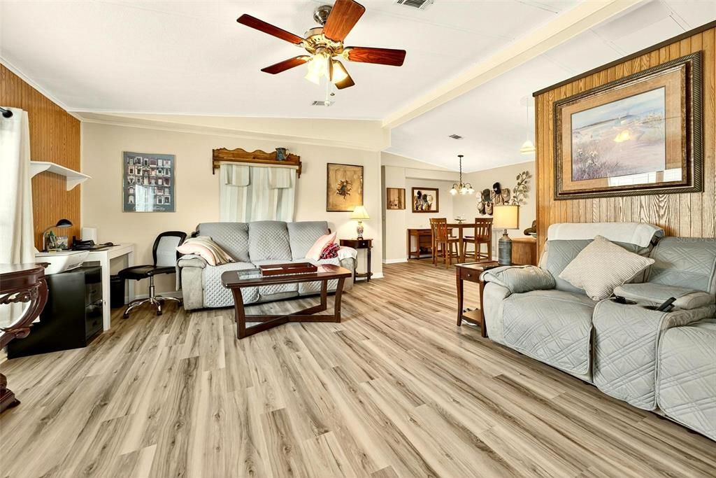 For Sale: $169,900 (2 beds, 2 baths, 1040 Square Feet)