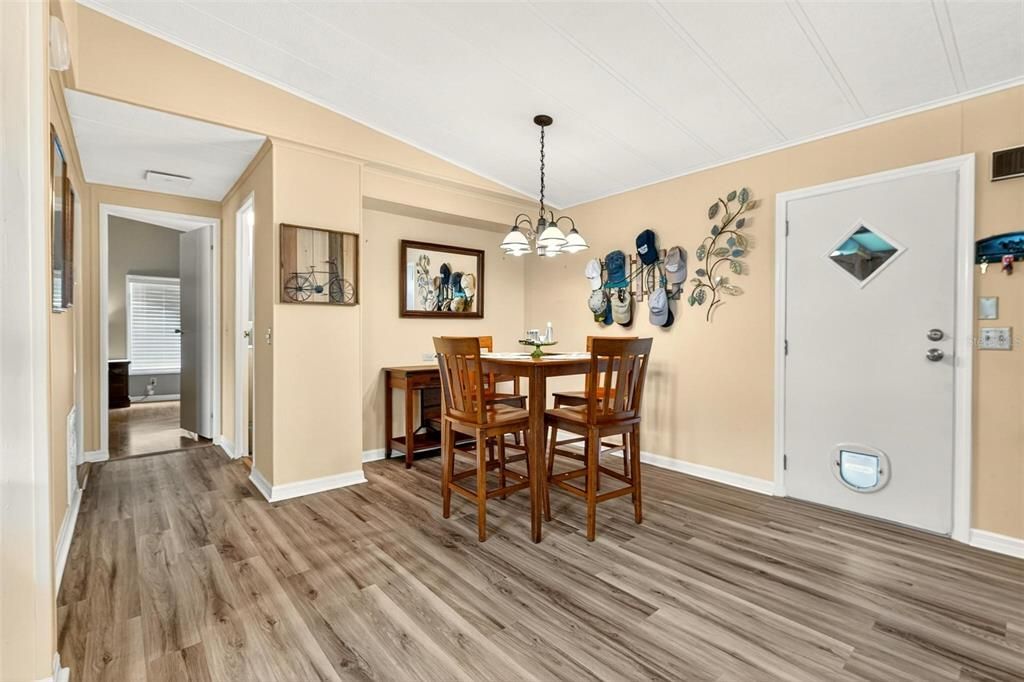 For Sale: $169,900 (2 beds, 2 baths, 1040 Square Feet)