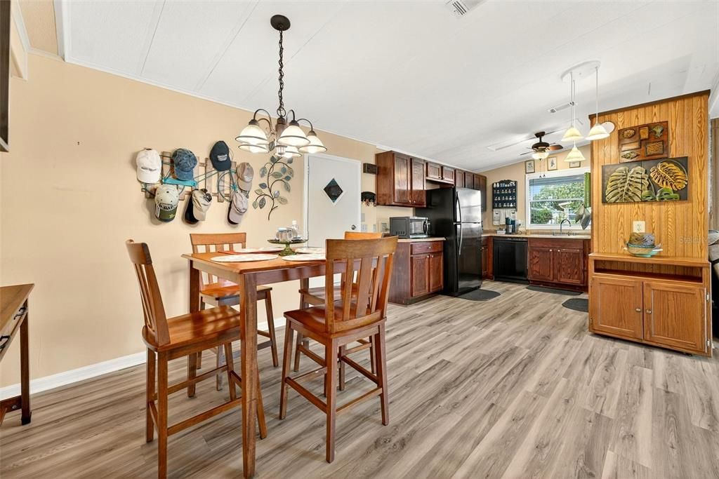 For Sale: $169,900 (2 beds, 2 baths, 1040 Square Feet)