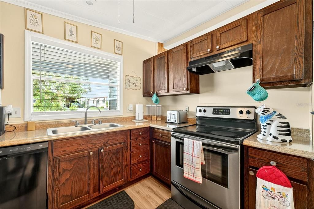 For Sale: $169,900 (2 beds, 2 baths, 1040 Square Feet)