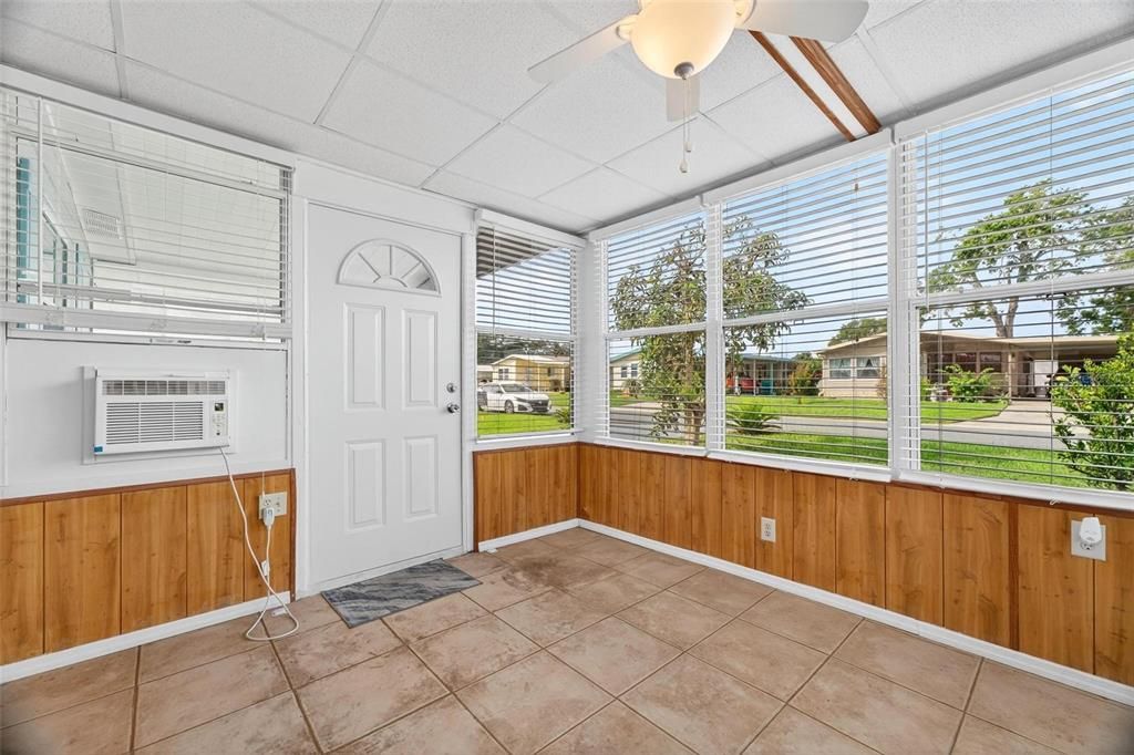 For Sale: $169,900 (2 beds, 2 baths, 1040 Square Feet)