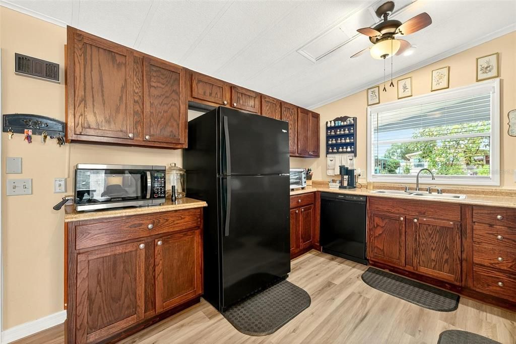 For Sale: $169,900 (2 beds, 2 baths, 1040 Square Feet)