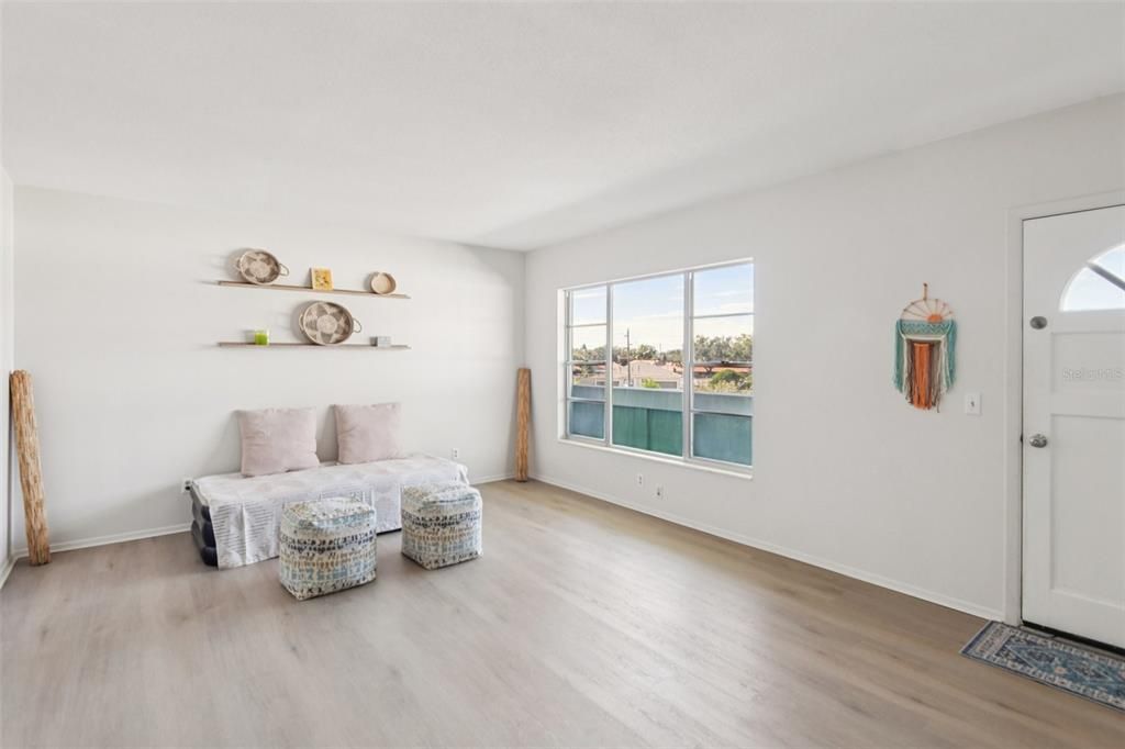 待售: $125,000 (1 贝兹, 1 浴室, 825 平方英尺)