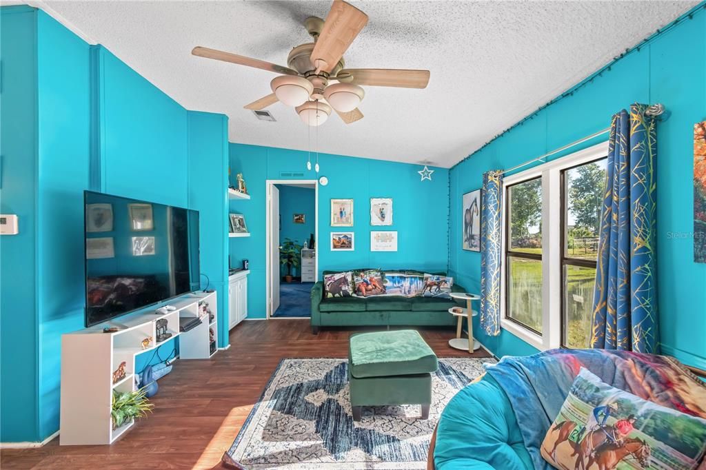 For Sale: $415,000 (3 beds, 2 baths, 1104 Square Feet)