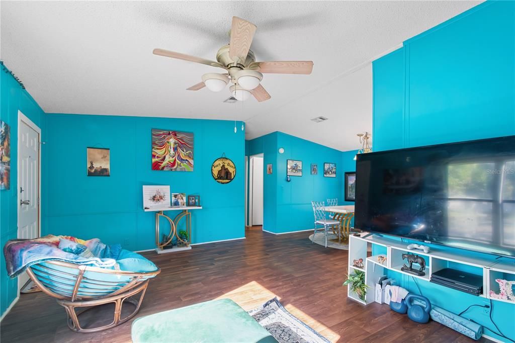 For Sale: $415,000 (3 beds, 2 baths, 1104 Square Feet)